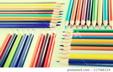 Colored pencils are lying in rows 117366154