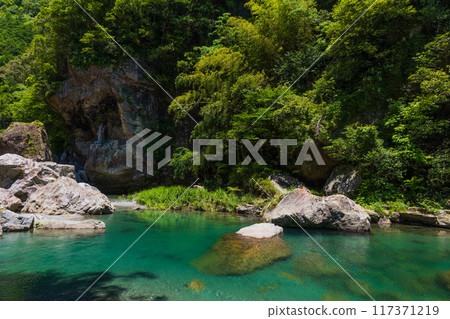 Fresh greenery in Nakatsu Valley (Niyodo Blue) in Niyodogawa Town, Kochi Prefecture Fresh greenery in Nakatsu Valley (Niyodo Blue) in Niyodogawa Town, Kochi Prefecture 117371219