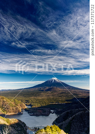 從精進峠看日落時的富士山和精進湖 從精進峠看日落時的富士山和精進湖 117371722