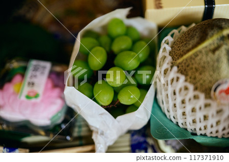 Shine Muscat grapes offered at the Buddhist altar 117371910