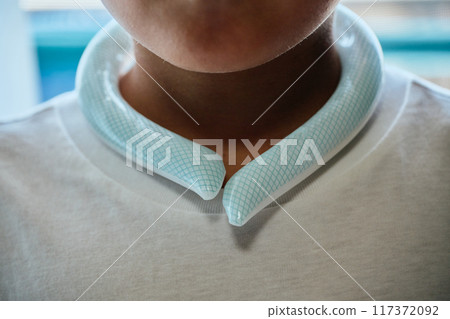 An elementary school boy wearing a neck cooler 117372092