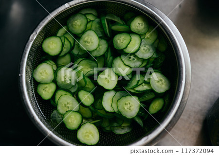 黃瓜切片做馬鈴薯沙拉 117372094