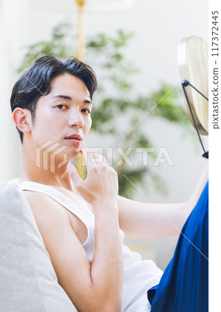 年輕男性化妝形象 117372445