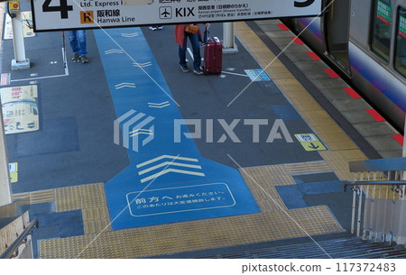車站立交橋樓梯下方平台上的展示,防止人們滯留在一處。 車站立交橋樓梯下方平台上的展示,防止人們滯留在一處。 117372483
