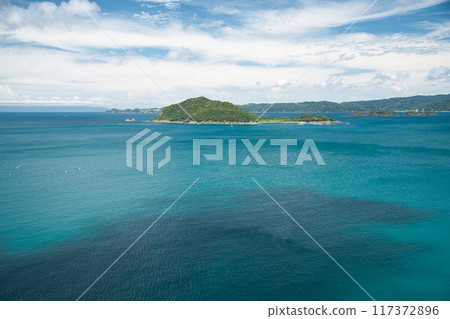 從展望台眺望高島、鴨島的景色【和歌山縣日高郡由良町】 117372896