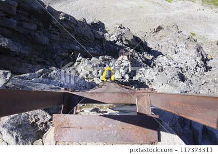 爬梯子的人 117373311