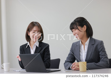 兩位女商人微笑著開會_2 117374246