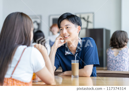 放鬆在咖啡館的年輕夫婦 117374314