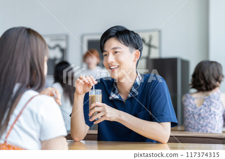 放鬆在咖啡館的年輕夫婦 117374315