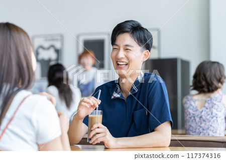 放鬆在咖啡館的年輕夫婦 117374316
