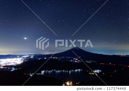 從禦坂山和雪戶嶽眺望富士山夜景 117374448