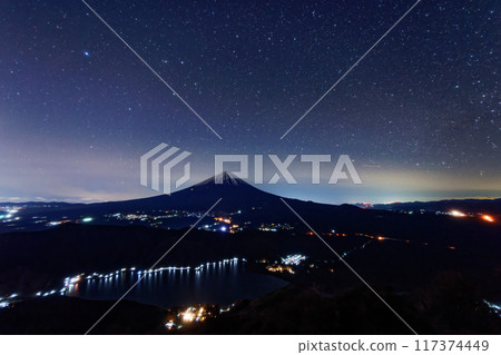 從禦坂山和雪戶嶽眺望富士山夜景 117374449