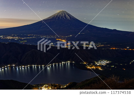 從Okusaga山看見的黎明富士山 從Okusaga山看見的黎明富士山 117374538
