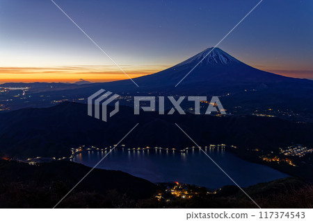 Mt. Fuji at dawn seen from Okusaga mountain 117374543