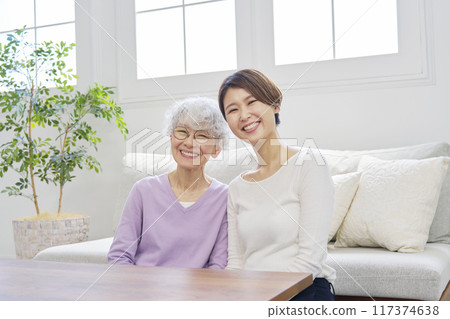 母女微笑的肖像，客廳，看著相機 117374638