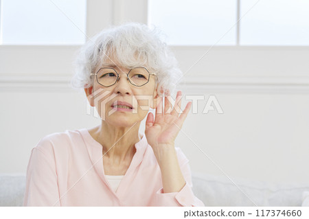 有聽力損失的高級婦女客廳 117374660