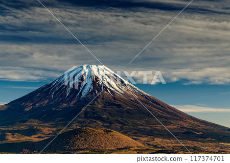 從精進峠眺望黃昏的富士山 117374701