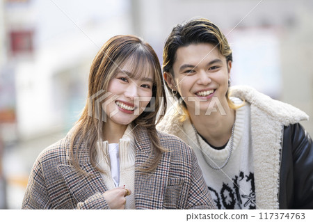 看照相機的微笑的年輕人和婦女 117374763