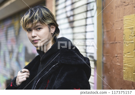 Portrait of a blonde man in his 20s looking at the camera 117375157