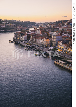 從唐路易斯一世大橋欣賞波爾圖歷史中心的日落 117375240