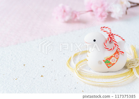 蛇年賀年卡材質 | 白蛇土鈴、水引、櫻花 117375385