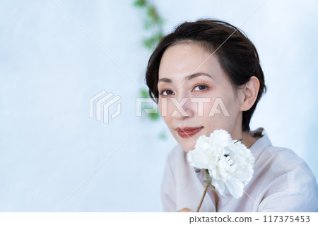 拿著白玫瑰的中年婦女 117375453