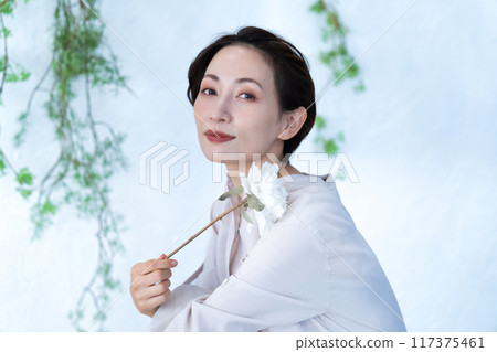 拿著白玫瑰的中年婦女 117375461