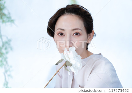 拿著白玫瑰的中年婦女 117375462