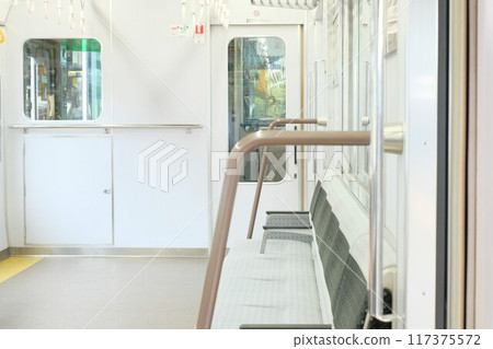 停在大和西大寺站的近鐵奈良線無人車 117375572