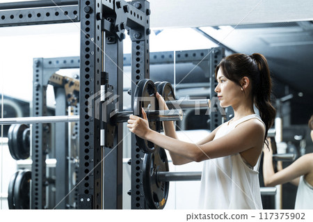 Sports gym, training gym, woman, muscle training, portrait 117375902