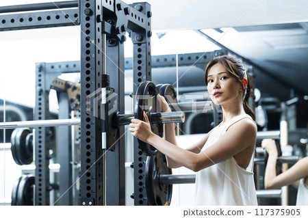 Sports gym, training gym, woman, muscle training, portrait 117375905