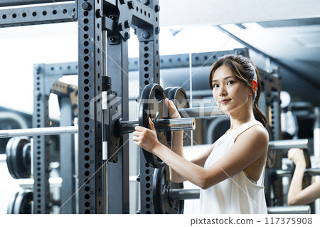 運動健身房訓練健身房女性肌肉訓練肖像 運動健身房訓練健身房女性肌肉訓練肖像 117375908