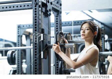 Sports gym, training gym, woman, muscle training, portrait 117375916