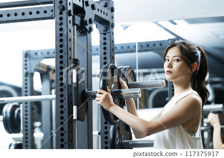 Sports gym, training gym, woman, muscle training, portrait 117375917