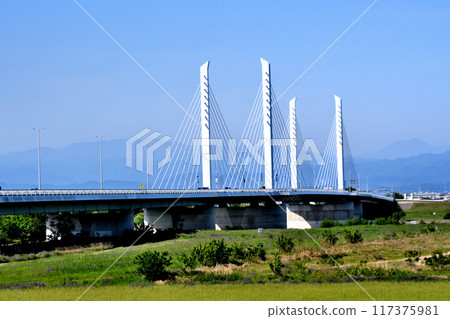 Bando Bridge seen from the riverbed downstream on the right bank of the Tone River 117375981