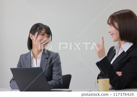 Two smiling businesswomen meeting_3 117376420