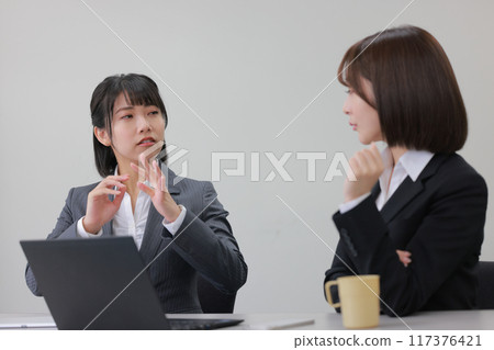 看不起同事的女商人_1 117376421