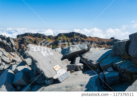 秋季攀登鳥海山:山頂(新山)、後面的菜子山 秋季攀登鳥海山:山頂(新山)、後面的菜子山 117376511