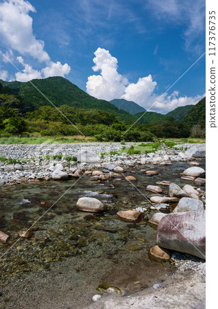 夏季山景，日本清澈的溪流，美麗的河流 117376735