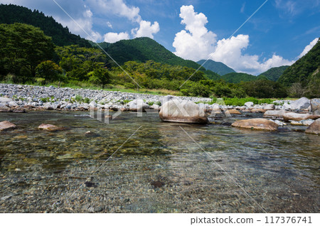 夏季山景，日本清澈的溪流，美麗的河流 117376741