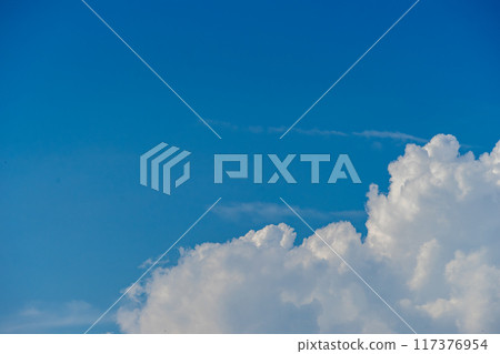 漂浮在藍天上的雲彩 漂浮在藍天上的雲彩 117376954