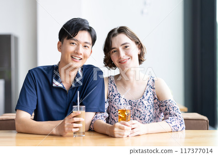 一對夫婦在咖啡館放鬆 117377014