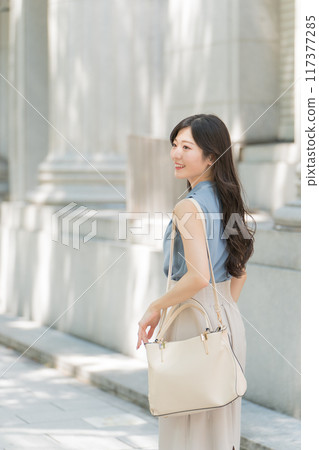 放下肩包走路的女商人 放下肩包走路的女商人 117377285