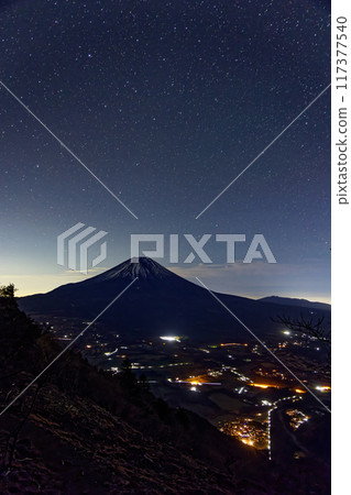 從毛無山看到的富士山和朝霧高原的夜景以及星空 117377540
