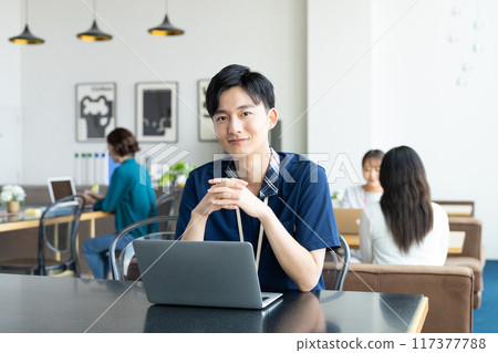 在辦公室工作的年輕人 117377788