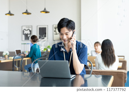在辦公室工作的年輕人 117377792