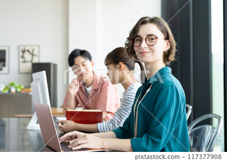 Young foreign woman working in an office 117377908