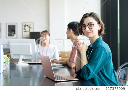 Young foreign woman working in an office 117377909