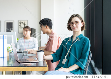 Young foreign woman working in an office 117377910