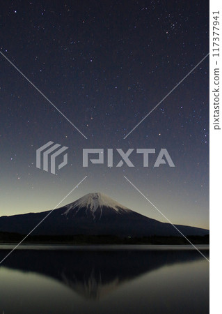 富士宮市、富士山和從狸湖中看到的星空 富士宮市、富士山和從狸湖中看到的星空 117377941